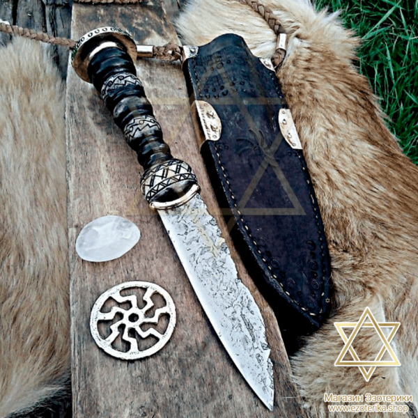Ритуальный магический нож из метеоритной стали из рога благородного лося и навершием из латуни и символами античности