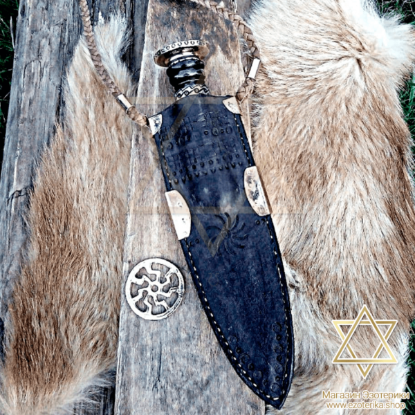 Ритуальный магический нож из метеоритной стали из рога благородного лося и навершием из латуни и символами античности